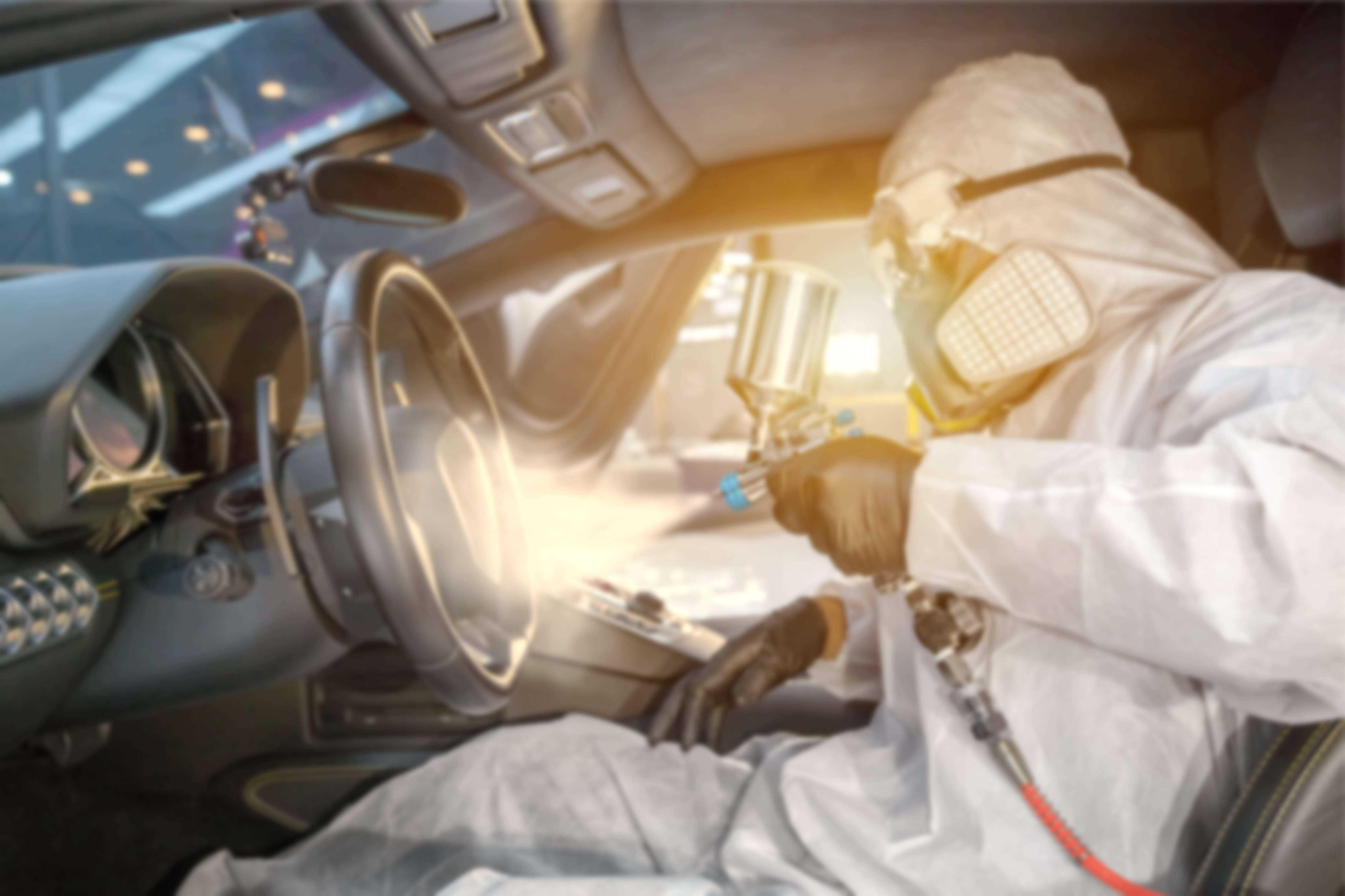 Ozonreinigung im Auto zur Geruchsbeseitigung