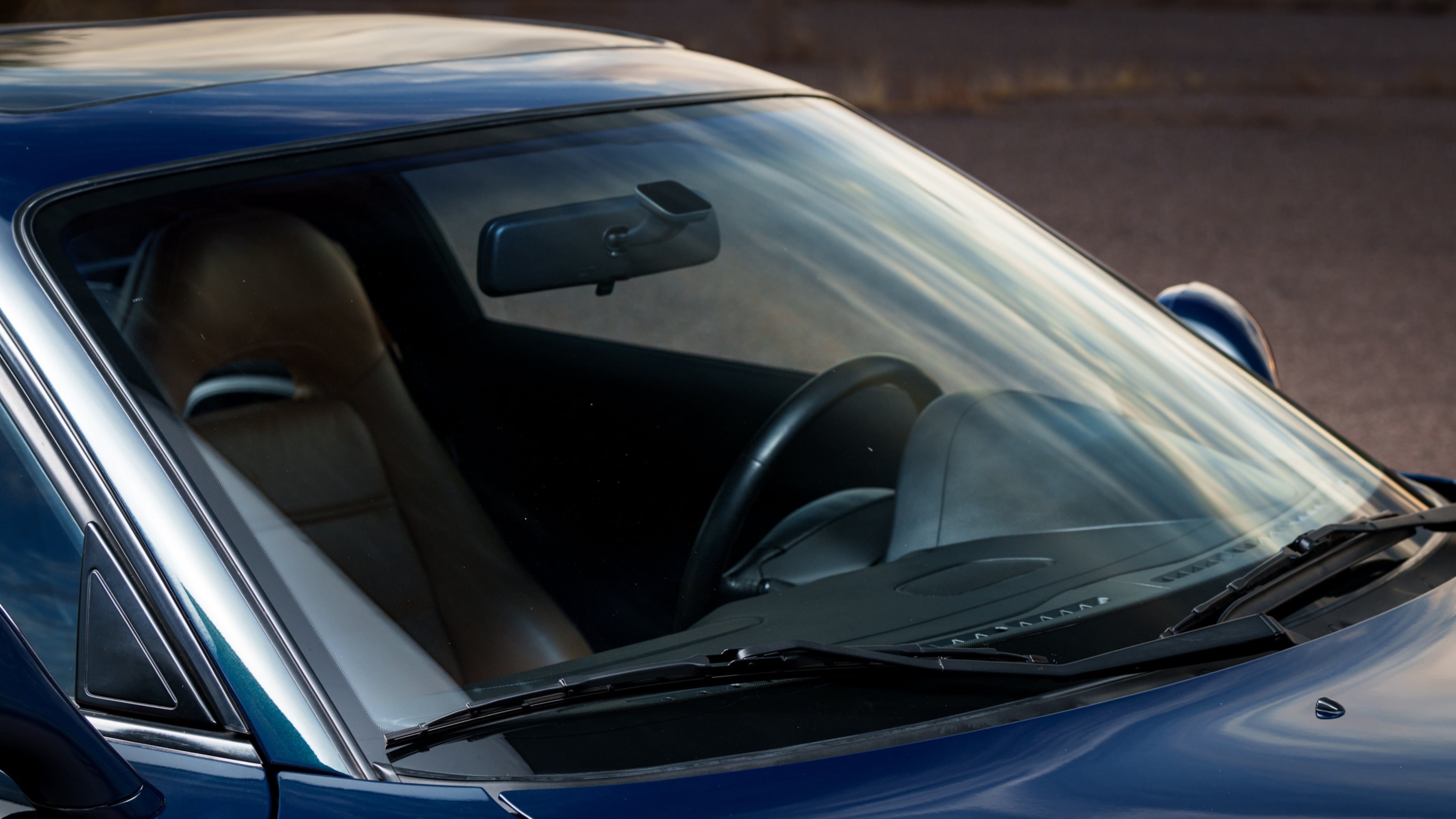 Steinschlagreparatur an Windschutzscheibe